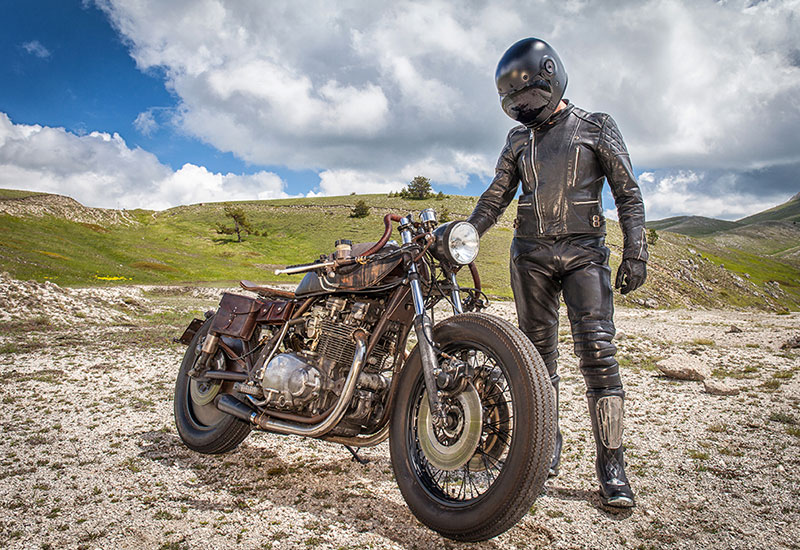 Le giacche da motociclista sono un'opzione resistente e robusta per l'abbigliamento da motociclista e offrono uno stile diverso rispetto a quello di una giacca in tessuto.